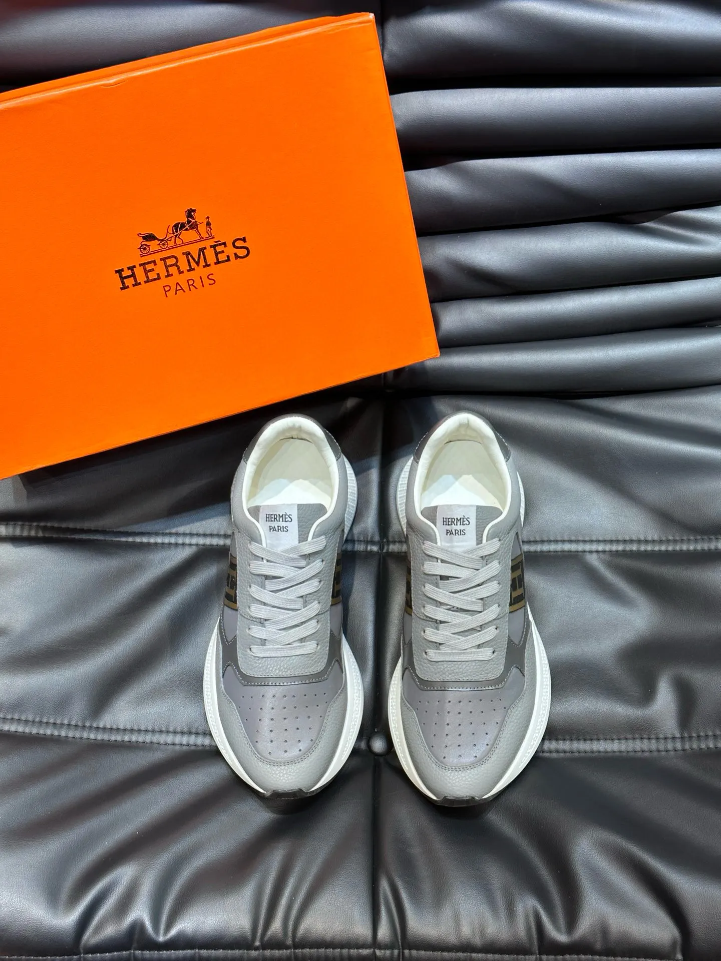 Factory price: 540💰HERMES/Hermes Hugo thick-soled sneakers are casual men's shoes. These sneakers are made of imported first-layer cowhide leather and breathable mesh design. The contrasting color design creates a dynamic and modern shape. The front end of the toe is decorated with natural-color rubber inlays. The style is novel and fashionable. The texture is incomparable, with cowhide lining and cowhide foot pads, the upper foot is comfortable and breathable, and the rubber sole is decorated with geometric patterns and iconic "H" details. A very personal one! Size: 39-44 (customized at 38.45)